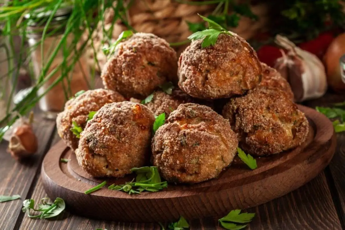 bolinho de carne e bolinho de aipim com bacon caseiro