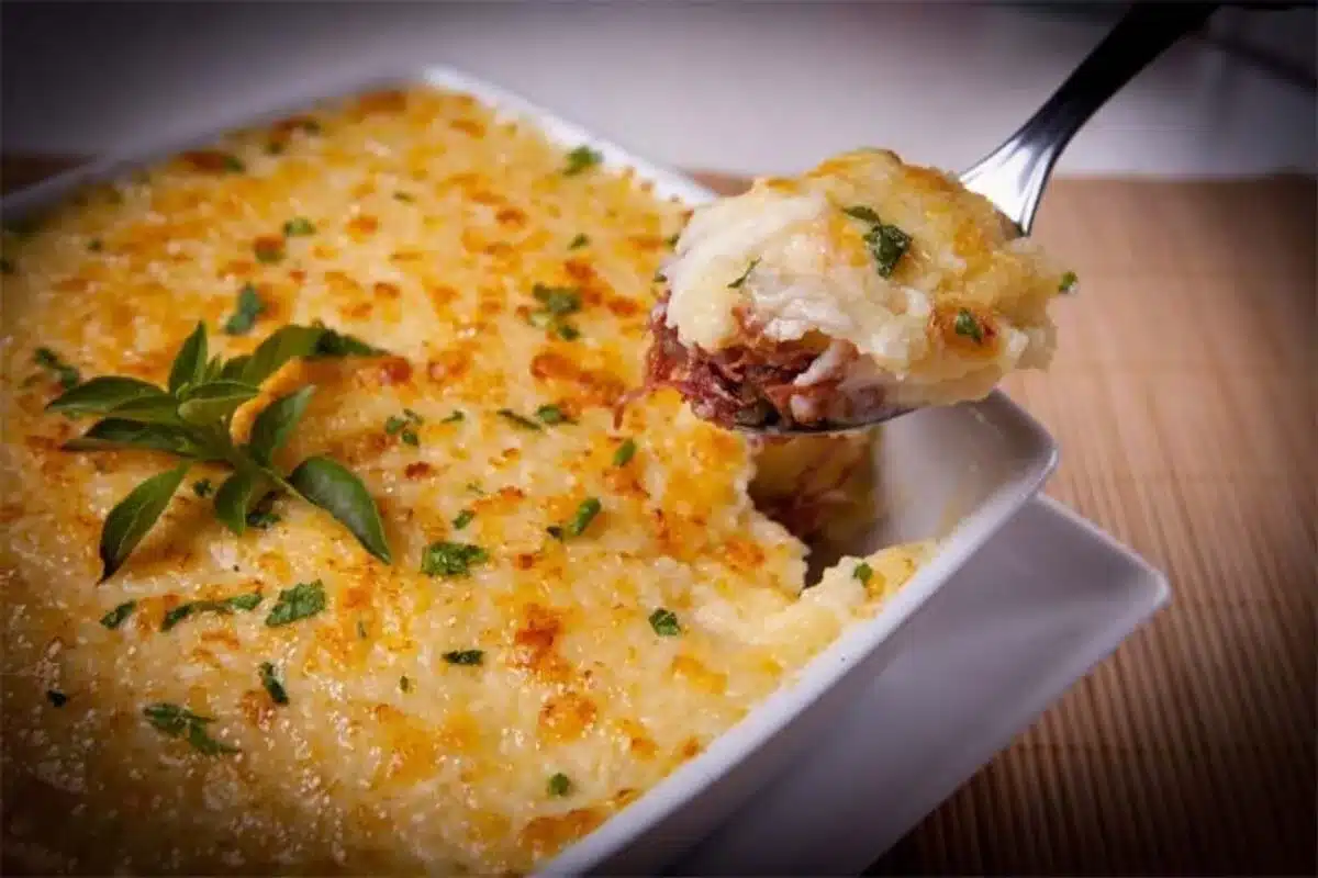 escondidinho de carne seca e escondidinho de camarão