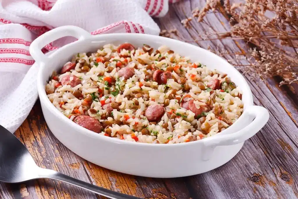 Arroz com lentilha e calabresa