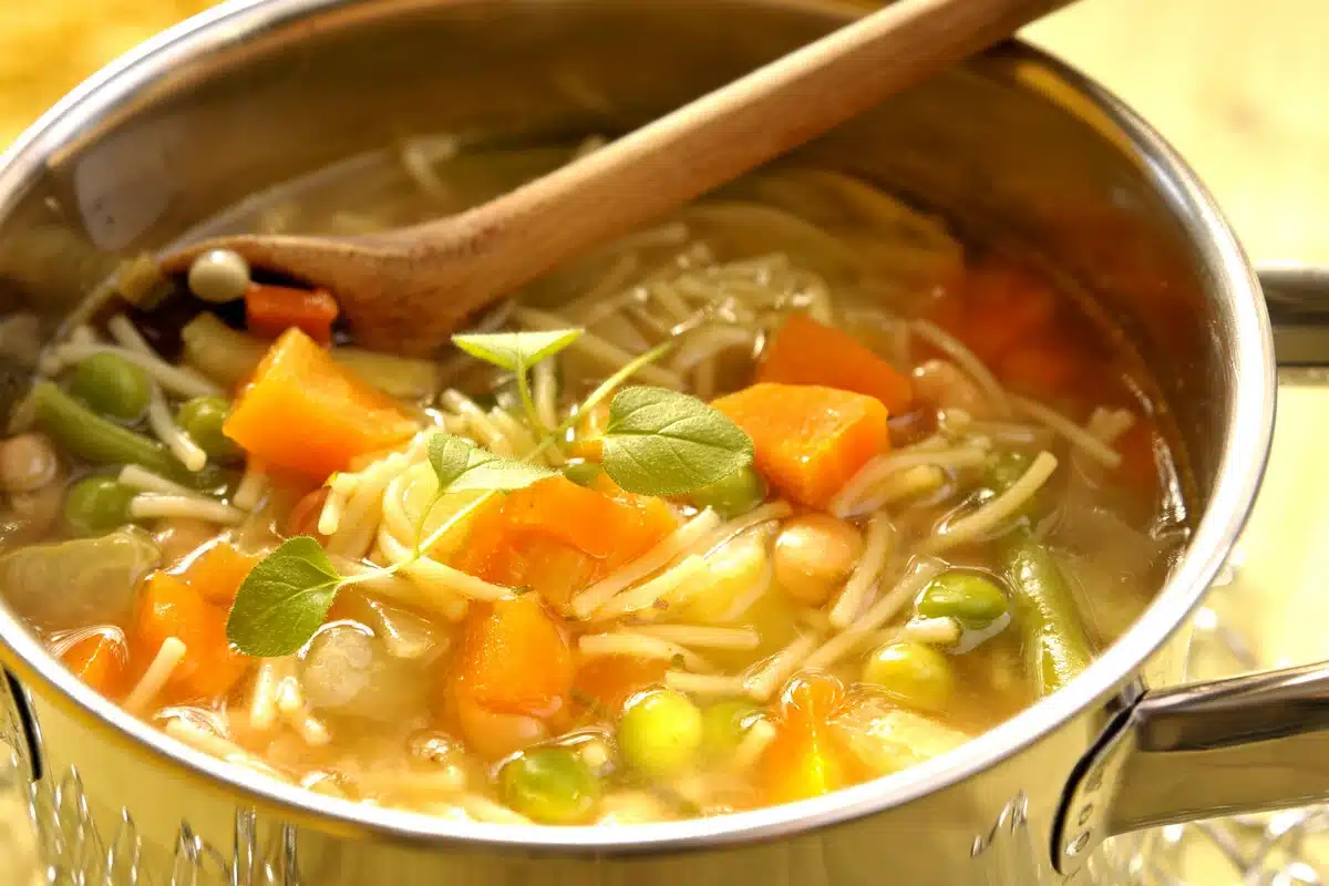 Receita de caldo de legumes e purê de batatas light