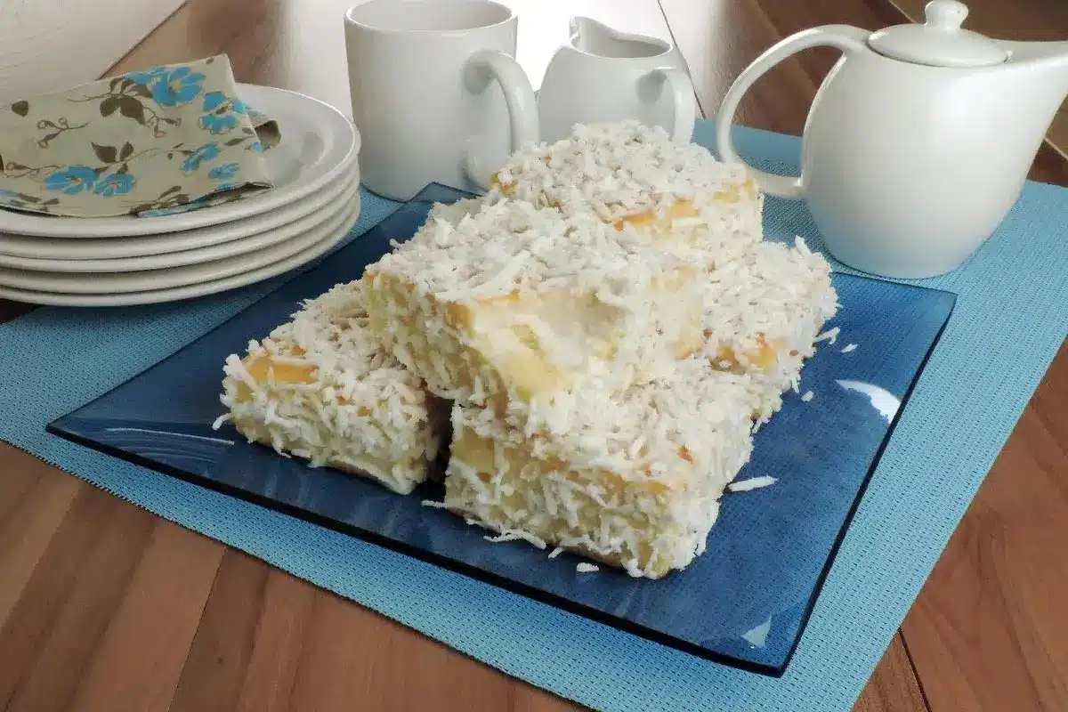 bolo toalha felpuda molhadinho e Bolo de Chocolate com recheio de mousse de maracujá 