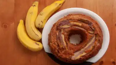 Bolo integral de banana com casca