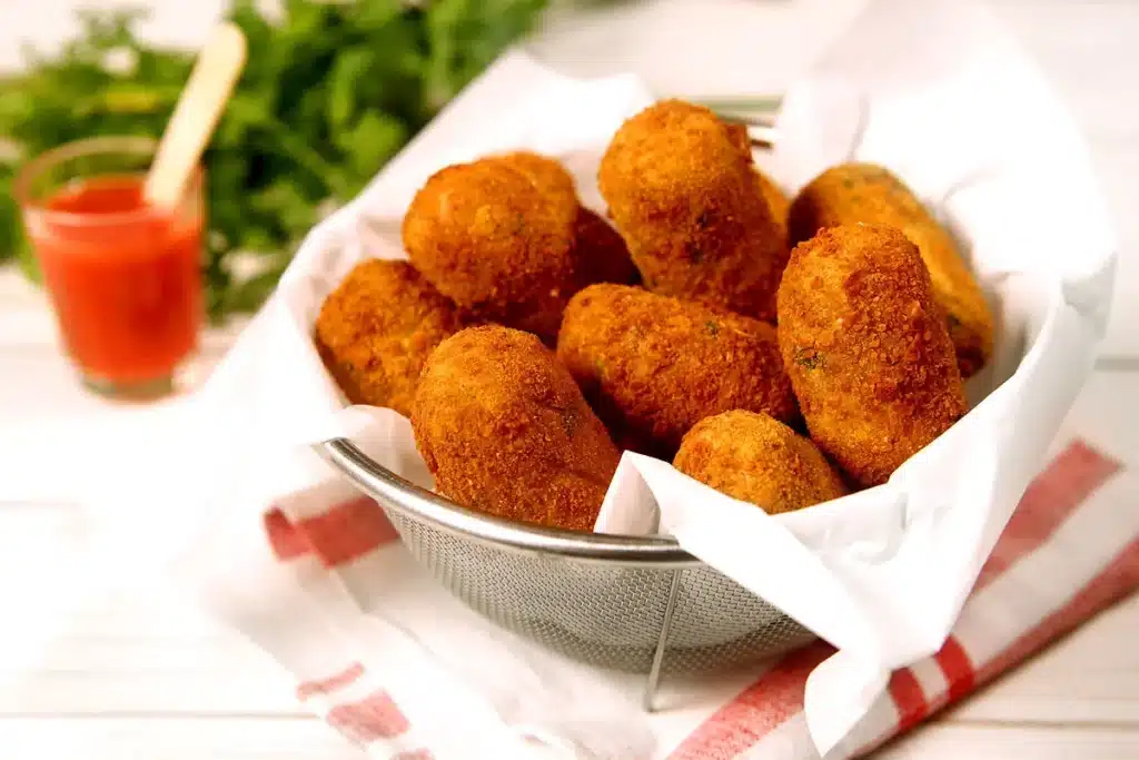 Bolinho de frango com alho poró