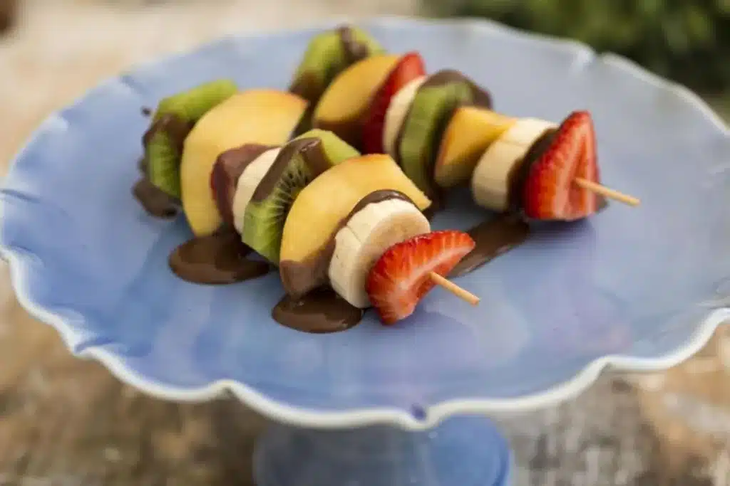 Espetinho de Frutas com Calda de Chocolate