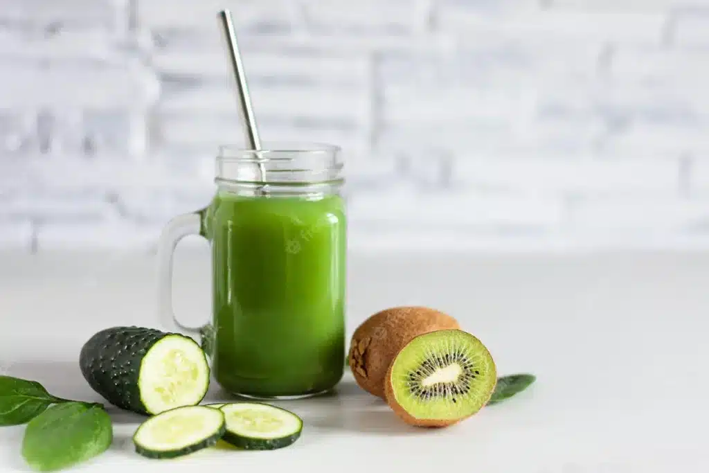 Suco detox com maçã pepino e kiwis