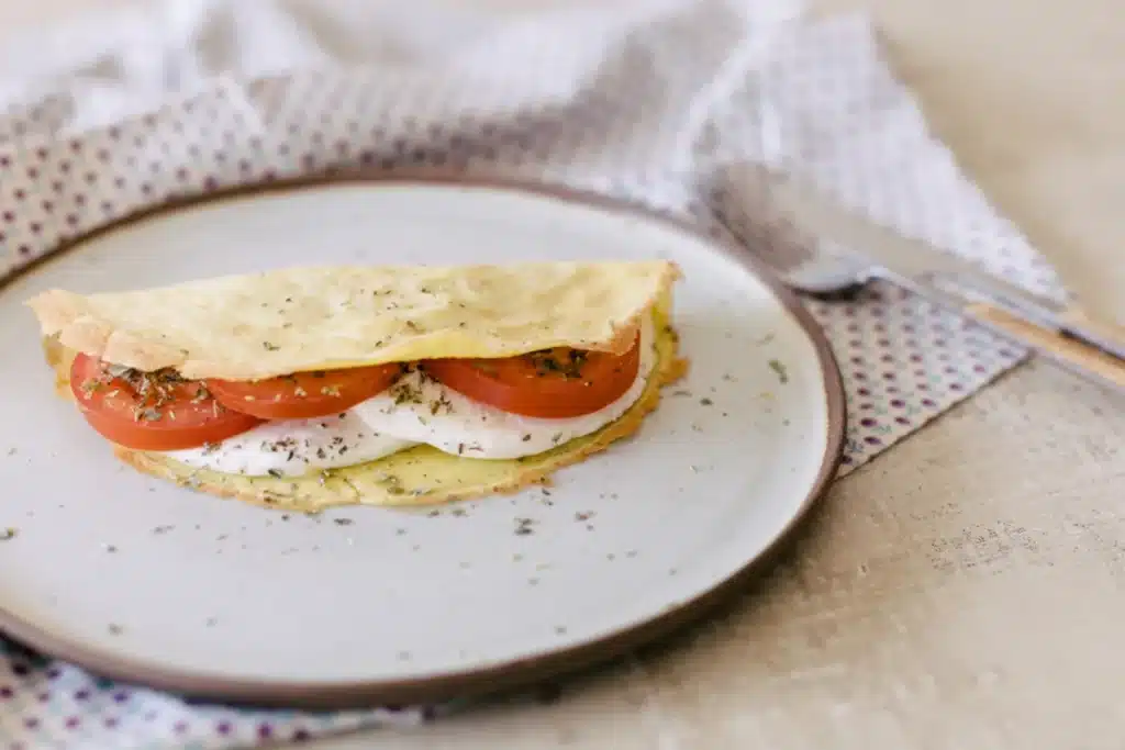 Crepioca de queijo com tomate e orégano
