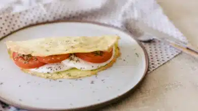 Crepioca de queijo com tomate e orégano